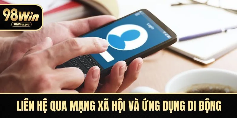 Liên hệ qua mạng xã hội và ứng dụng di động tiện lợi